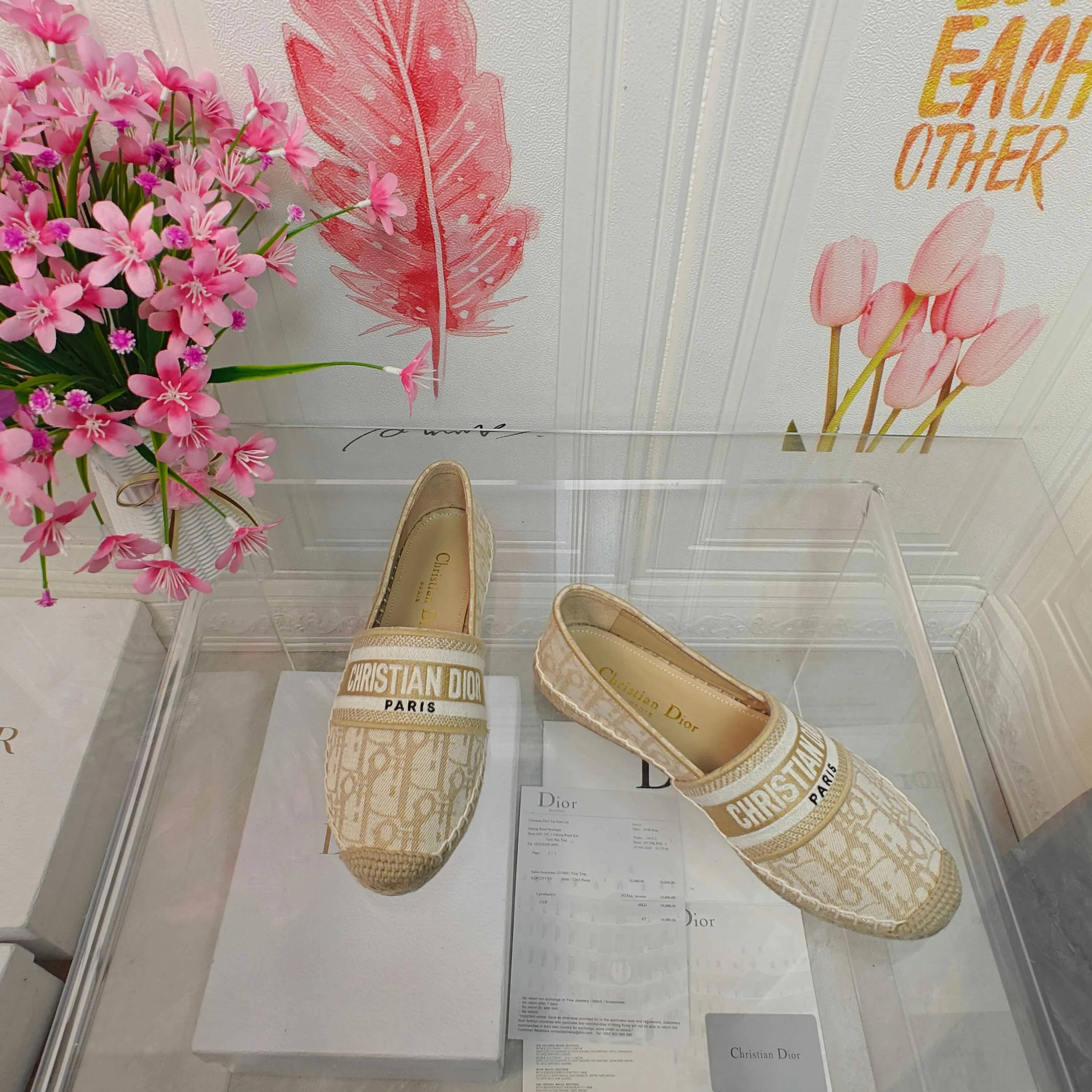 👟👟Ex-factory price 440👟👟 Top quality Dior Granville espadrille embroidery Upper: embroidered with "CHRISTIANDIOR" Craftsmanship: Purely hand-sewn hemp rope outsole Lining: Imported soft and breathable sheep lining with padded feet Code number: 35-40 (customized at 34.41.42) Outsole: Exclusive molded rubber outsole decorated with lucky star symbol
